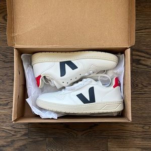 Extra-white, navy, red size 40 Vejas